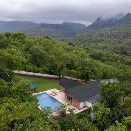StayVista at Milestone Villa with Pool, Mountain View