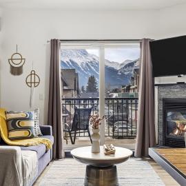 Splendid Mountain View 2BR Condo with Pool and Hot Tub