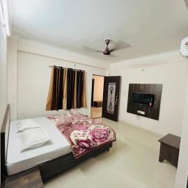 Hotel Chandram 966o9o1oo6 400mtr from shreenathji temple By SK