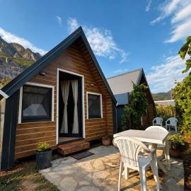 Koman Twin Cabins, hotel in Gushtë