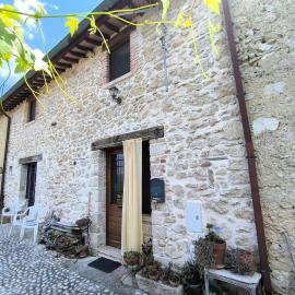 Casale in pietra sul Lago del Turano - C'era una volta un asino