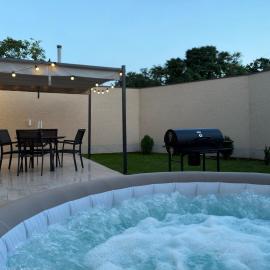 Luxe House Odessa Private Jacuzzi BBQ, Free Parking, хотел в Одеса