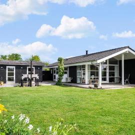 Cozy summer house, Dyngby Beach with private garden, Hotel in Odder