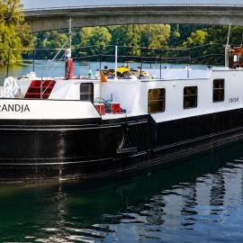 Charming houseboat at Port Van Gogh Near Paris, hotel in Asnières-sur-Seine