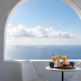 Two Gods Santorini Premium Jacuzzi Sea View Suites, hotel sa Vourvoulos