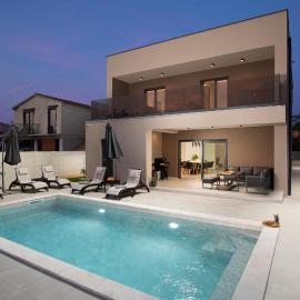 Lovely Home In Valbandon