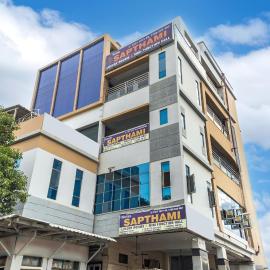 Sapthami Luxury Rooms, hotell i Guntūr