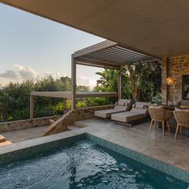 Gialova Hills - Luxury Villa with Private Pool, Sauna, Garden & Seaview, hotel i Gialova