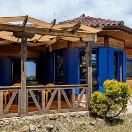 Blue Shutters - Village House Tyulenovo - 3 Bedrooms & Large Yard by Flat Manаger, hotel in Tyulenovo