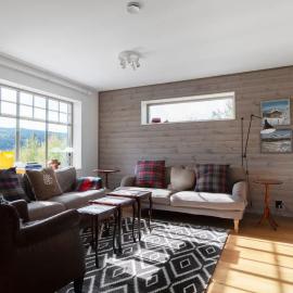 Modern Ski-In Flat with Stunning Views