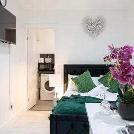 Studio - Sleeps 2 - 5 Min to Trains - Parking