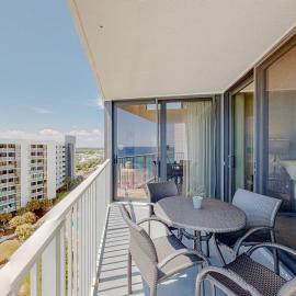 8th Floor condo Seasonal beach service Minutes to dining