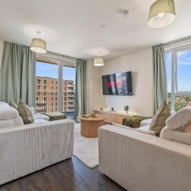 Luxe Stay 2BR 2BA 4 Stops To Wembley Sleeps 8, hotel em Hatch End