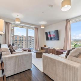 Plush Stay 2BR 2BA 4 Stops To Wembley Sleeps 8, hotel di Hatch End