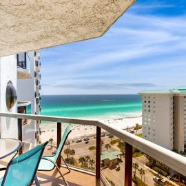 Cozy coastal condo with balcony beach views & resort pool, hotel in Destin