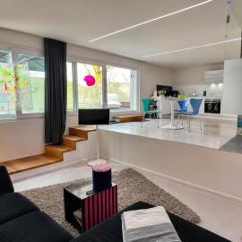 POOLhaus Design-Loft mit Terrasse am Park، فندق في بادربورن