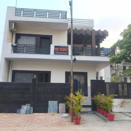 PLAY HOTEL PREET RESIDENCY couple friendly، فندق في نويدا الكبرى