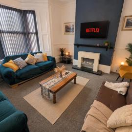 Spacious 3-Bedroom Home, City Centre, Free Parking, Sleeps 9