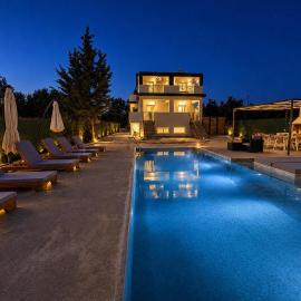 Paloma Mansion- Villa with Private Pool Embraced by Nature By Villa Mana Gers, hotel a Koukounariá