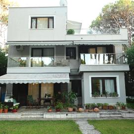 Villa Adria, hotel a Qerret