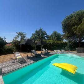 Villa grande piscine et jacuzzi 12 personnes au calme, hotel v destinácii Cholet