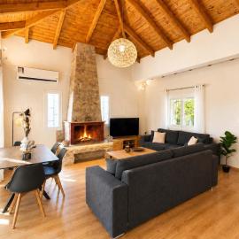 Villa Mare Lechaio - A Beachside Hideaway: Lechaio şehrinde bir otel
