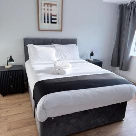Spacious Windsor House 5B - 4 En-Suites -Sleeps 10, viešbutis mieste Slau