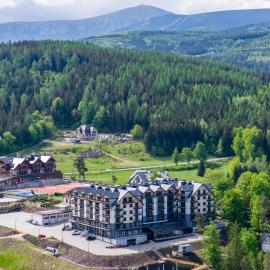 KAZALNICA Aparthotel & Resort, Sosnówka-Karpacz, מלון בסוסנובקה