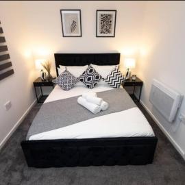 Watford Group Home - Near Harry Potter & Train