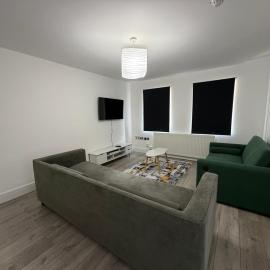 Serene 2-BDR Maisonette, hotel in Wolverhampton