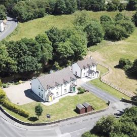 Riverbank Cottages، فندق في Scarriff