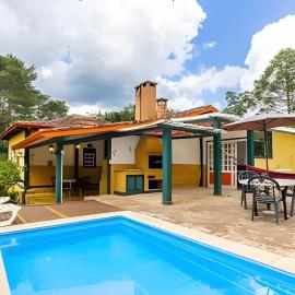 Casa Histórica com cachoeira, piscina e jardim