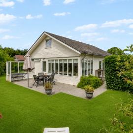 New! Beach House aan Zee with spacious garden, hotel di Julianadorp