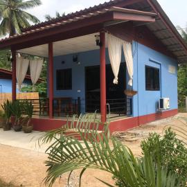 Cozy Blue House Fast WiFi Full Kitchen Thong Sala, hotel in Ban Nok