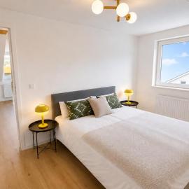 Cozy, spacious top floor apartment with a panoramic view for up to 6 pax, Hotel in Bischberg