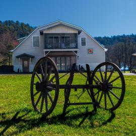 Circle Square Farm - 15min to Brevard!, hotel en Pisgah Forest