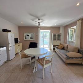 Apartman Ucho near the beach, hotel u gradu Baćina
