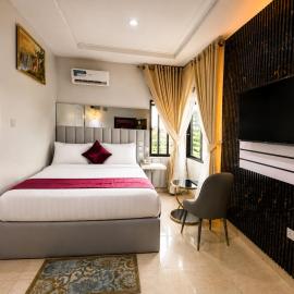 Golden Tulip Rosa Villa Hotel & Suites، فندق في أويري