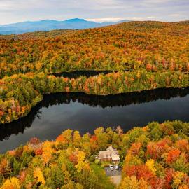 Secluded 3-bedroom log home that borders VT state park, hotel in Hyde Park