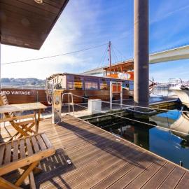 SLEEPBOAT Floating House Boat Oporto Douro, hotell Portos