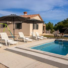 Villa Ese, a relaxing pool villa near the sea, hotel in Nedeščina