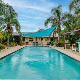 Outdoor Oasis w/ Bar & Lanai: Tavares Escape