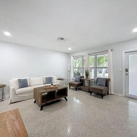 Close to Beaches, Restaurants Cozy 2 bedroom home