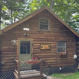Cozy log cabin w/ deck, BBQ grill & outdoor firepit on Lower Wilson Pond, hotel in Greenville