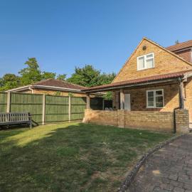 Thames Retreat, hotel in Staines upon Thames