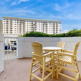 Beautiful resort condo with a shared pool hot tub tennis gym & beach access, hotel a Destin