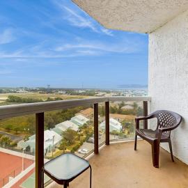 Cozy coastal efficiency with shared pool hot tub and easy beach access, Hotel in Destin
