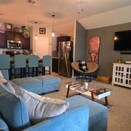 Pet Friendly Boho Farmhouse Escape Fully Fenced, hotel v destinácii Crowley