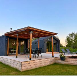 Rātes Krasti - Rasa - holiday house with sauna and lakeview, hotel in Lejasciems