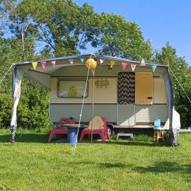 Retro caravan het Uiltje nabij het Sneekermeer, Hotel in Terzool